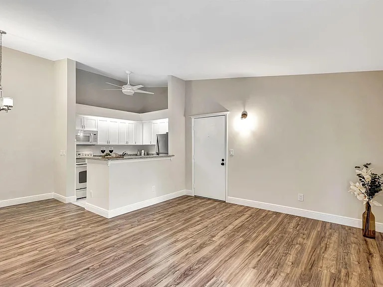 1109 Duncan Cir #201 — Photo 4