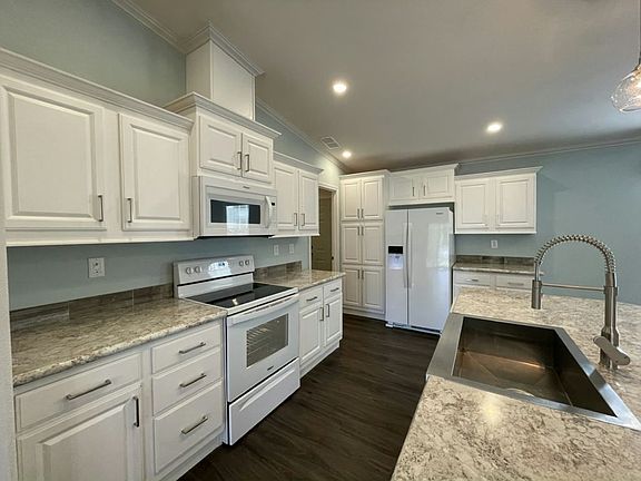 2nd image of 2953 Hillcrest Dr