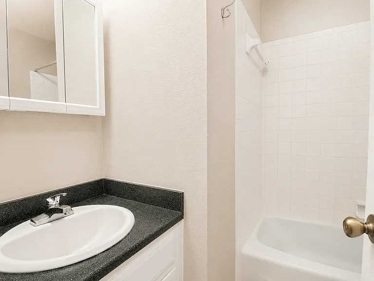 5201 Hedgewood Dr — Photo 7