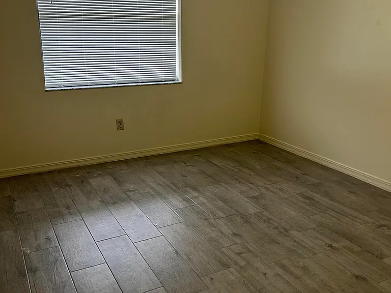 617 Ixoria Ave #15 — Photo 4