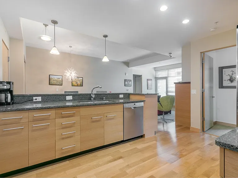 309 W Washington Ave #401 — Photo 16