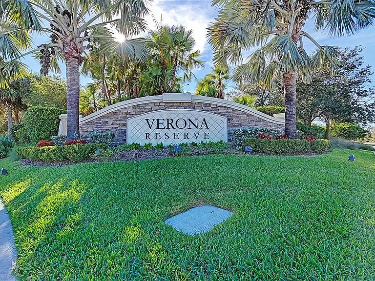 323 Capulet Dr — Photo 1
