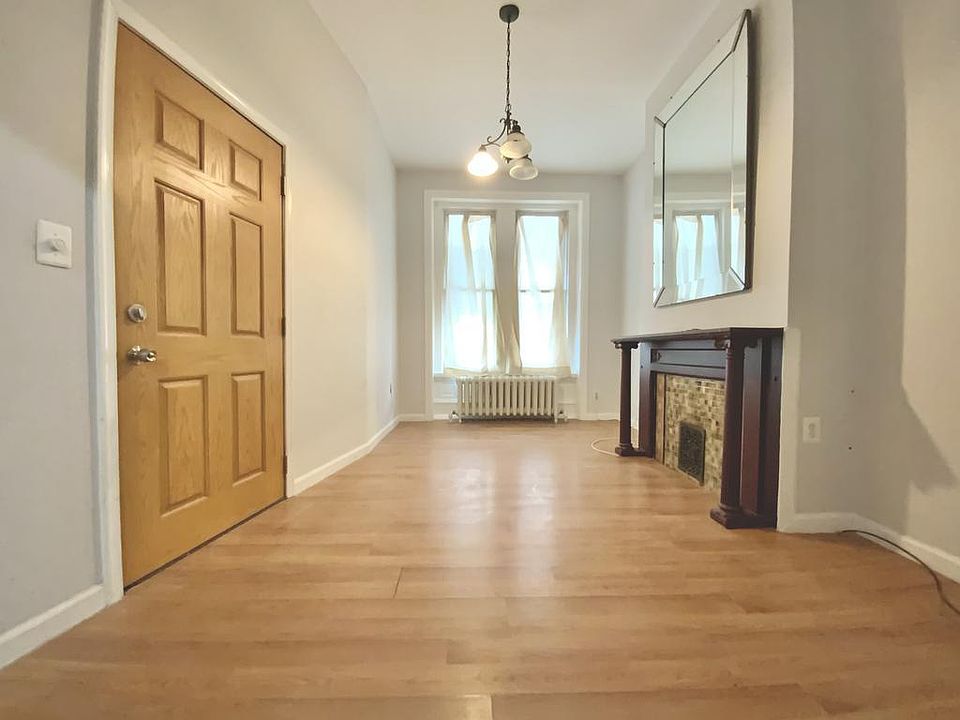 1st image of 3220 W Oxford St #1