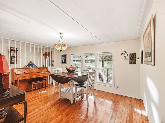 5th image of 942 Chambers Hill Rd