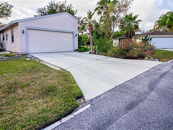 5th image of 523 Bearded Oaks Dr
