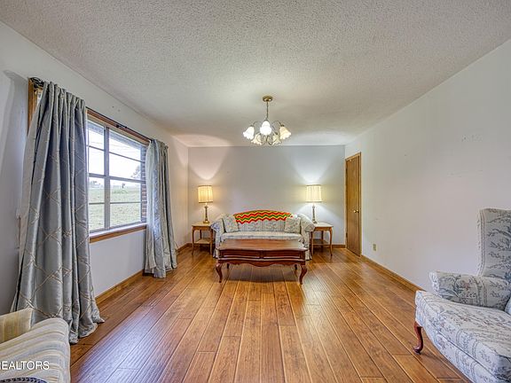 3rd image of 1652 Forest Heights Cir