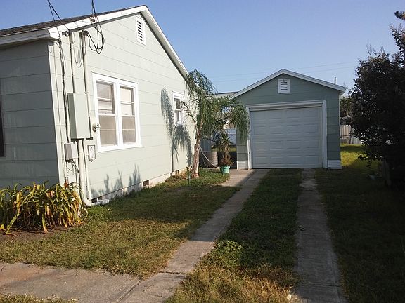 5th image of 133 Rosalyn Ave