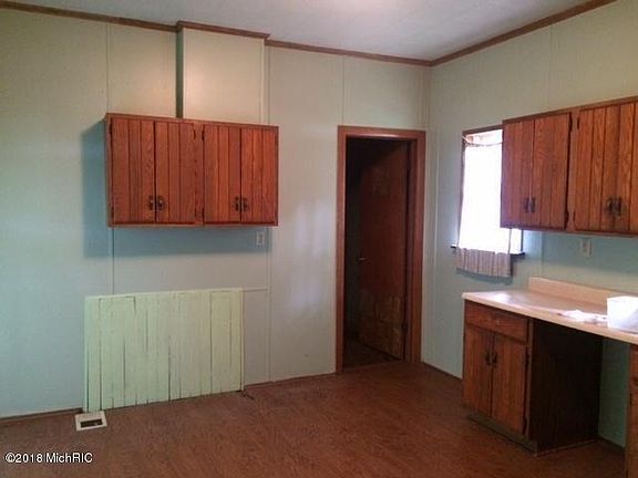 4th image of 303 E Wayne St
