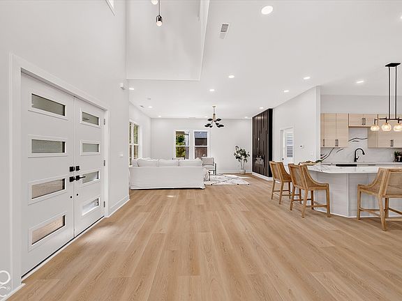 4th image of 2620 Broadway St