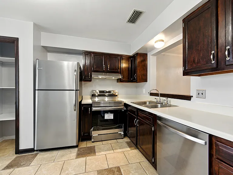 302 Seeman Ct — Photo 8