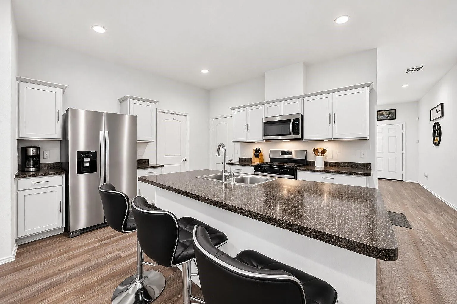 3 bed, 2.5 bath, 1916 sqft, $2,300 — Photo 1