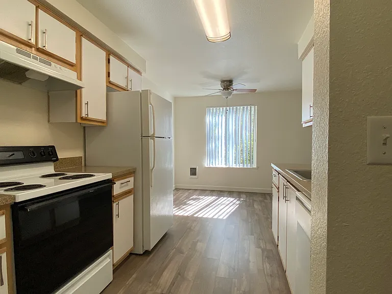 Canyon Ridge Apartments — Photo 8