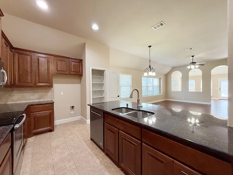 4303 Oak Bluff Dr — Photo 10