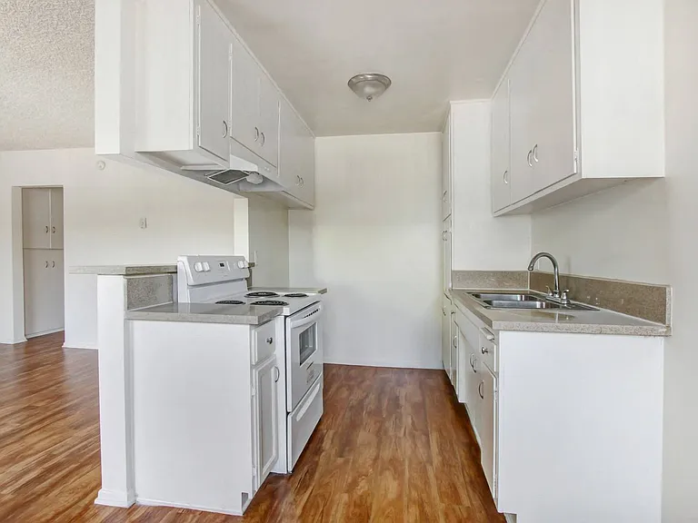 Sepulveda Manhattan Apartments — Photo 10