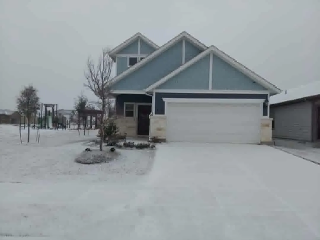 4 bed, 1981 sqft, $2,450 — Photo 2