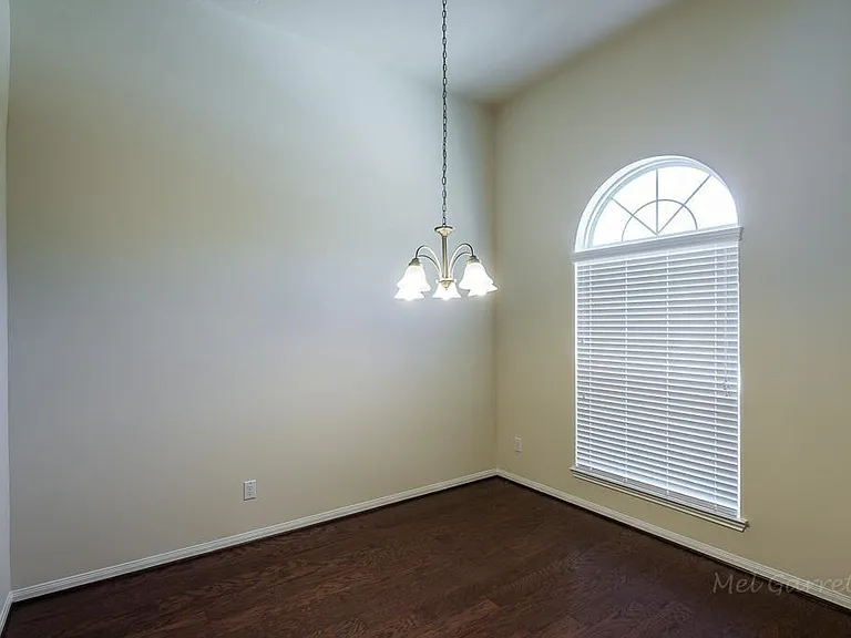 2911 Lake Dr — Photo 3
