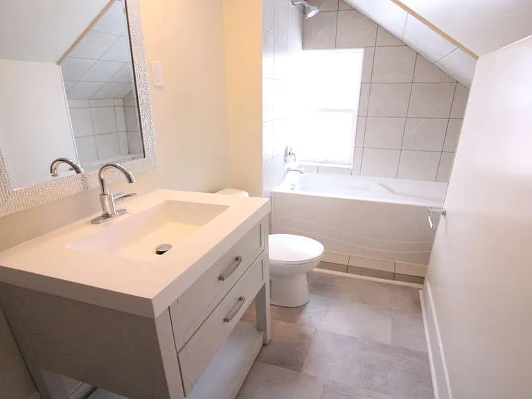 39 Empress Ave N #1 — Photo 8