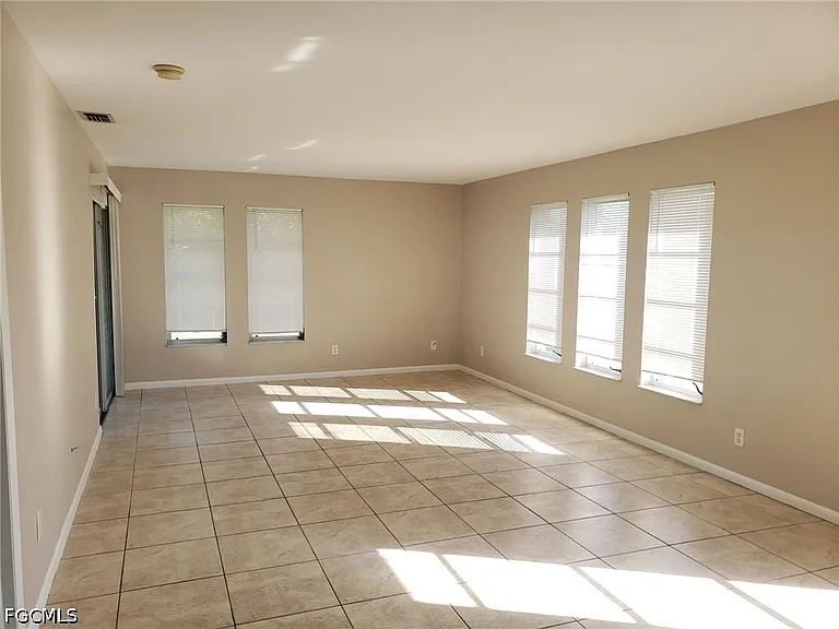 1101 SW 48th Ter — Photo 5
