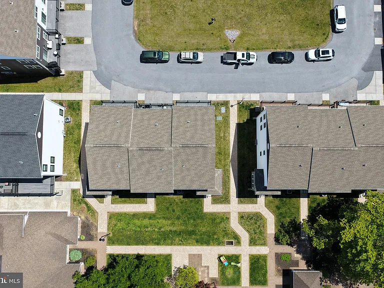 121 High Pointe Dr #38 — Photo 32