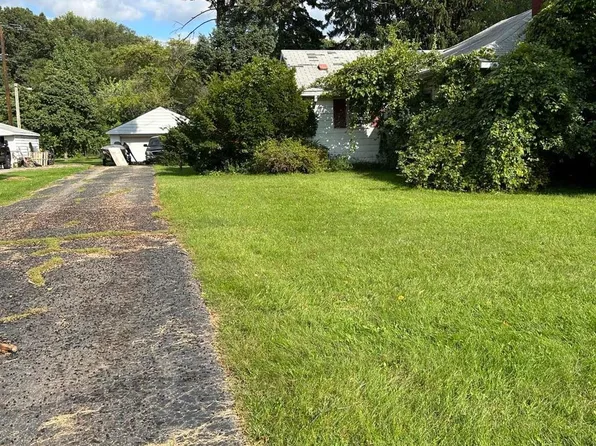 1409 S Williams Lake Rd, Waterford, MI 48327