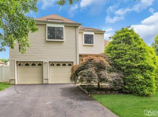 4 Beacon Pl, Old Bridge, NJ 08857