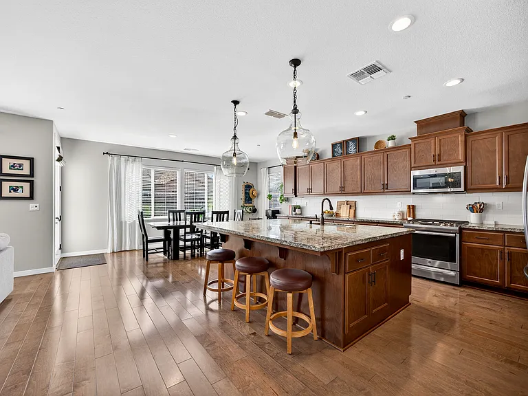450 Syracuse Ln — Photo 4