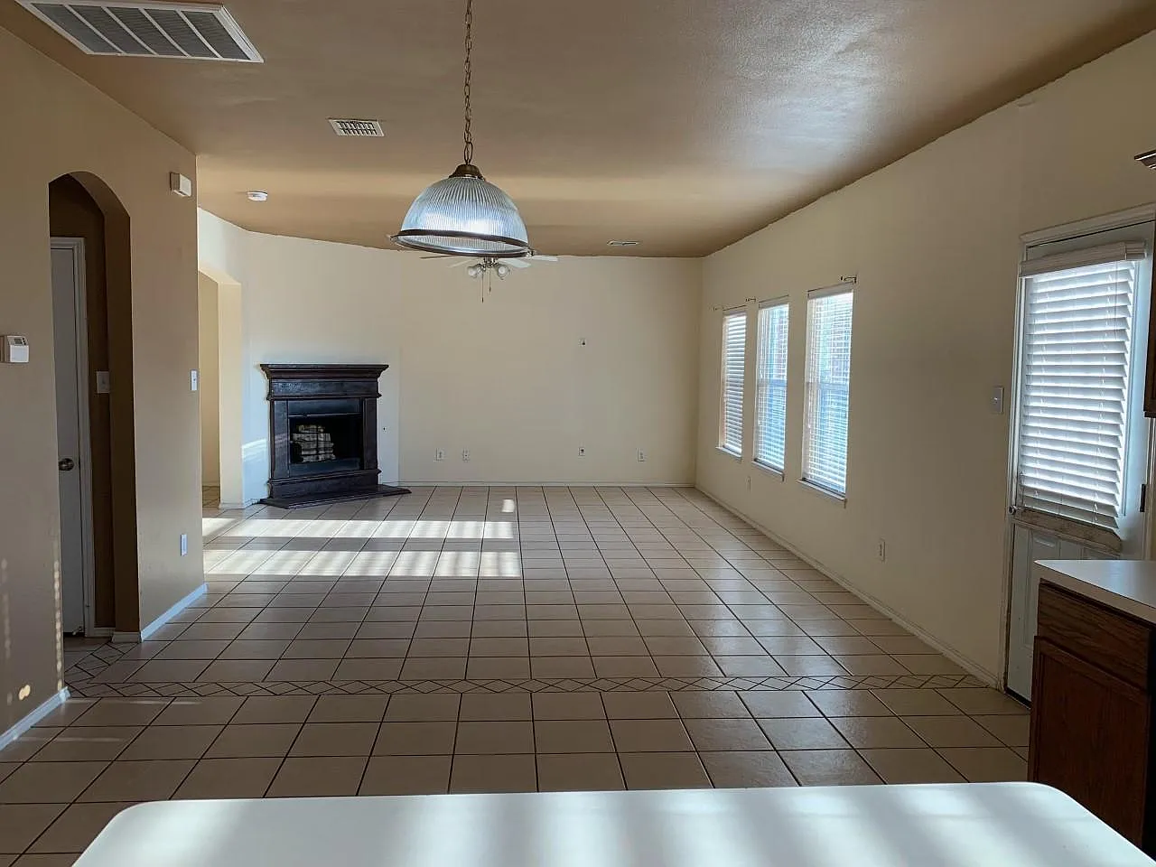 4 bed, 2.5 bath, 2529 sqft, $2,450 — Photo 2