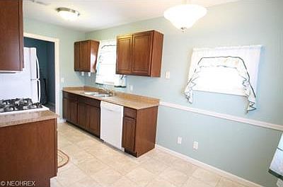 3rd image of 854 Oakwood Dr