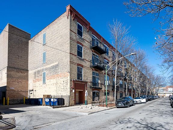 3rd image of 1740 N Maplewood Ave APT 207