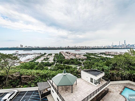 3rd image of 250 Gorge Rd APT 8C