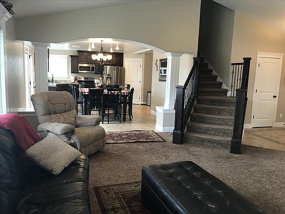 3rd image of 647 Emma Ct