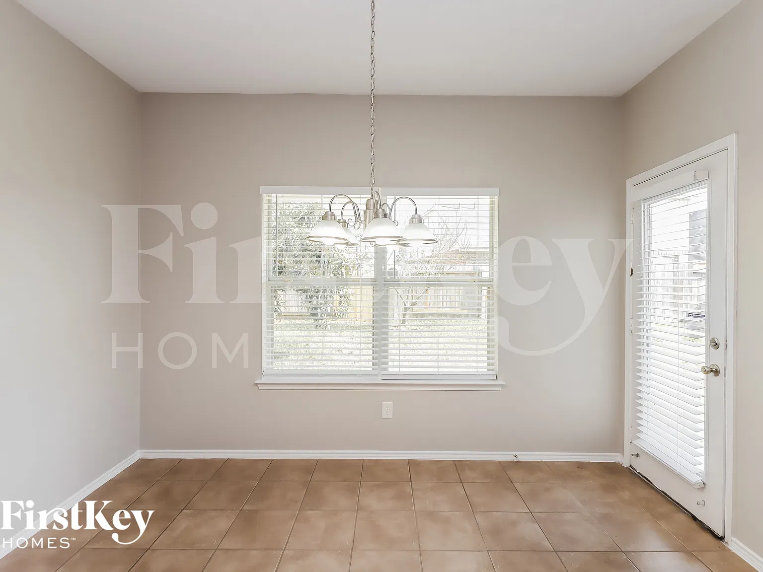 4 bed, 2.0 bath, 2432 sqft, $2,575 — Photo 4