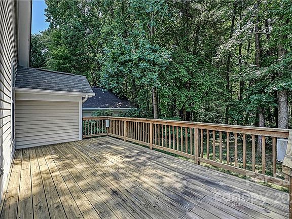 4th image of 16319 Kelly Park Cir