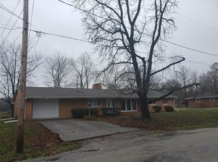 12 Hilltop Dr, Hillsboro, IL 62049