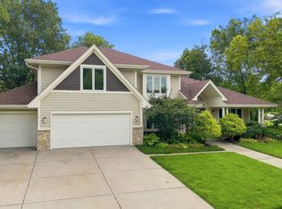 2752 Wendy Dr, Naperville, IL 60565
