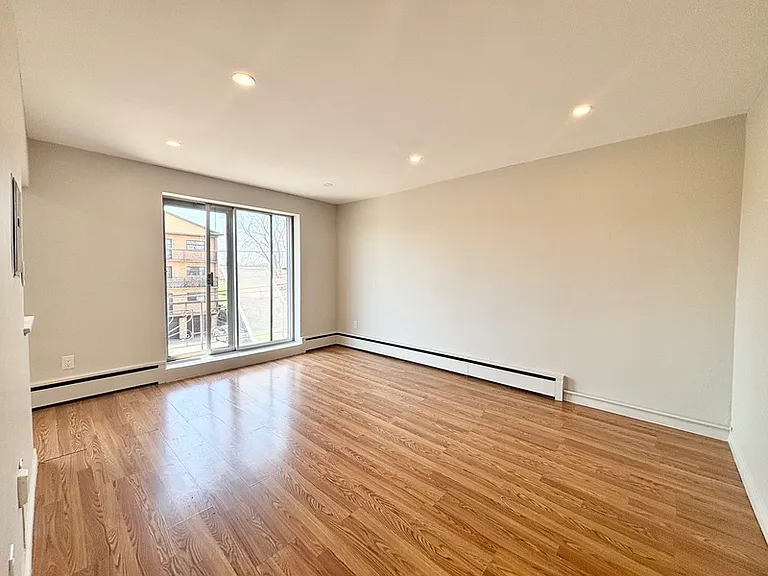 10 Park Ave W — Photo 3