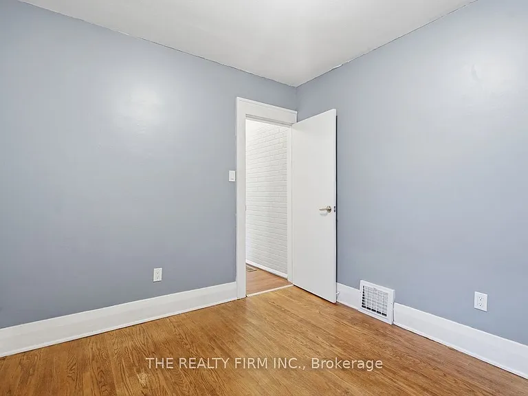 97 Springbank Dr — Photo 23