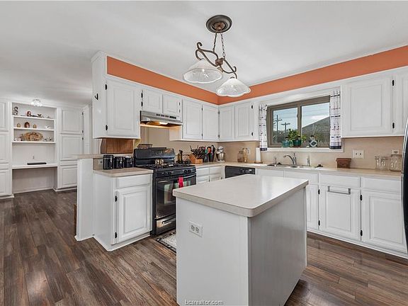 3rd image of 3413 Oak Hollow Dr