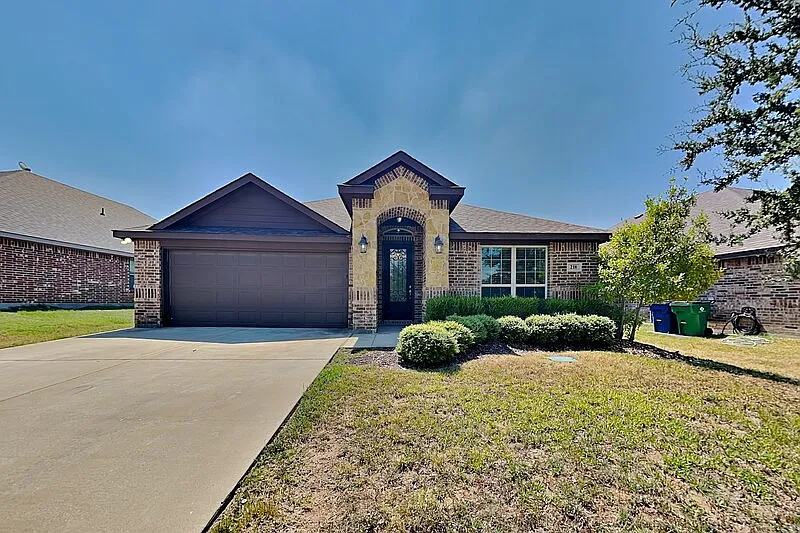 4 bed, 2.0 bath, 2046 sqft, $2,450 — Photo 1