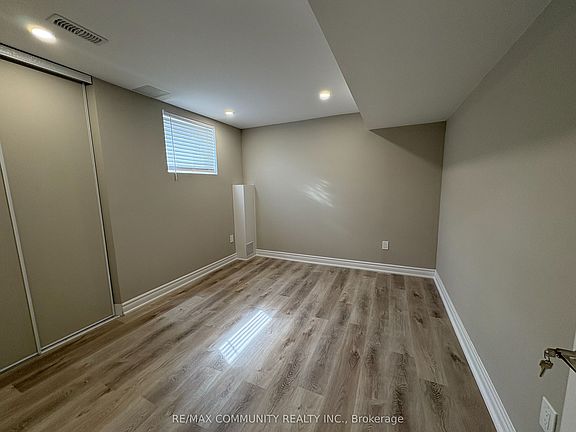 5th image of 60 Saint Hubert Dr