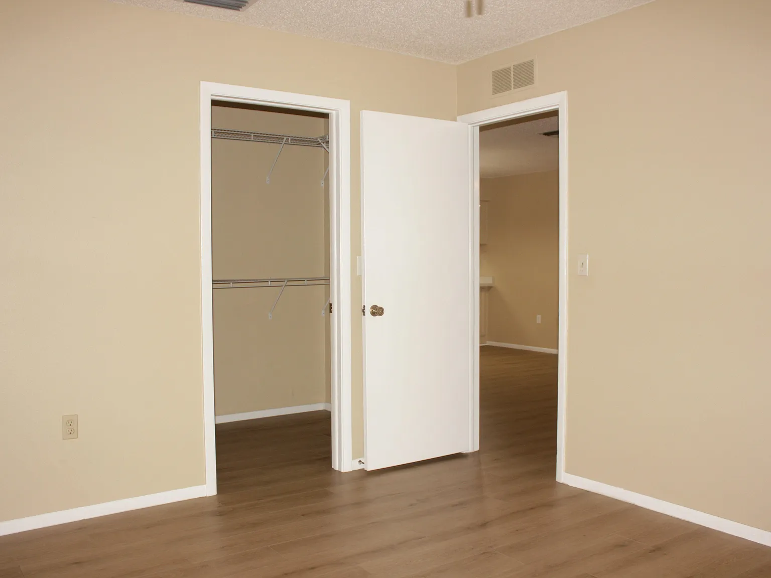2 bed, 1030 sqft, $1,590 — Photo 4