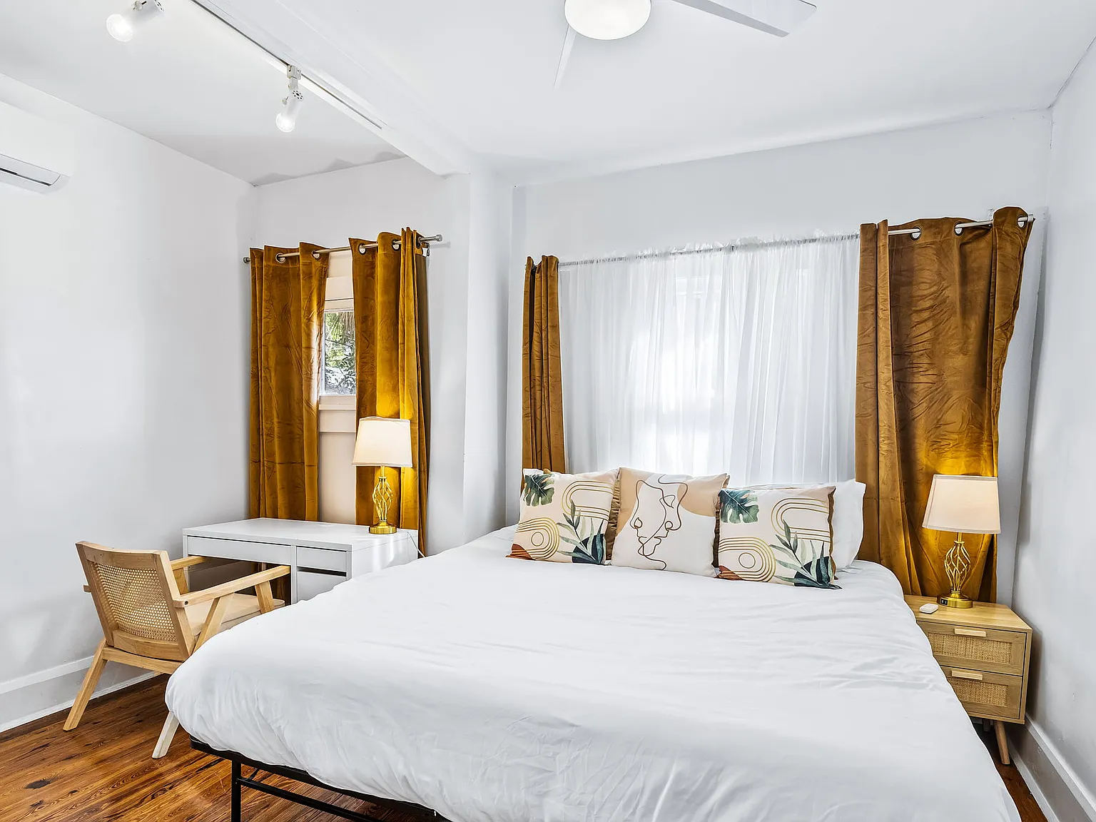 2 bed, 1000 sqft, $3,200 — Photo 1