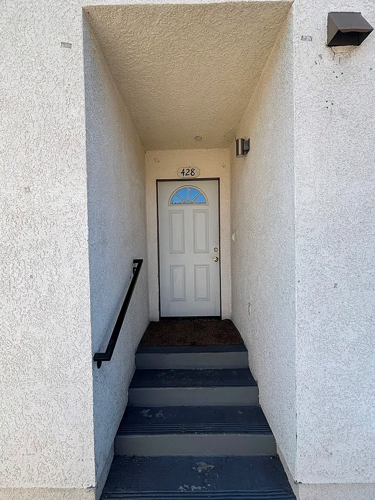 5 bed, 1893 sqft, $3,950 — Photo 2