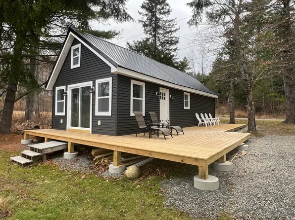 39 Mackenzie Avenue, Lincoln, ME 04457