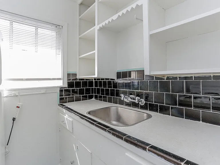 1828 W Main St #4 — Photo 5