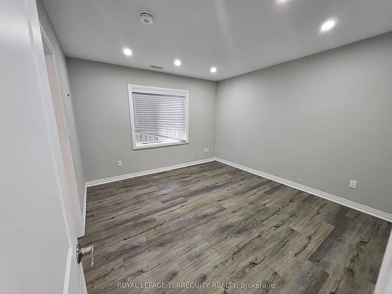 3392 Lake Shore Blvd W — Photo 14