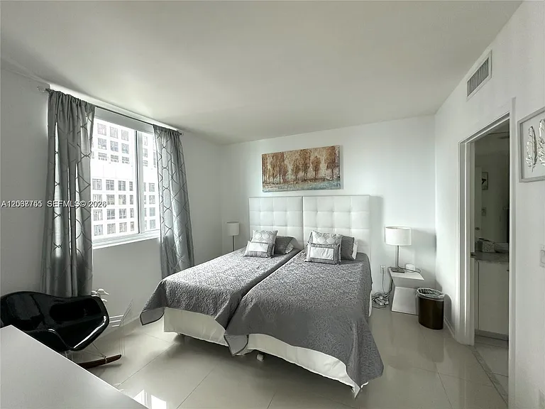 500 Brickell Ave #3302 — Photo 4