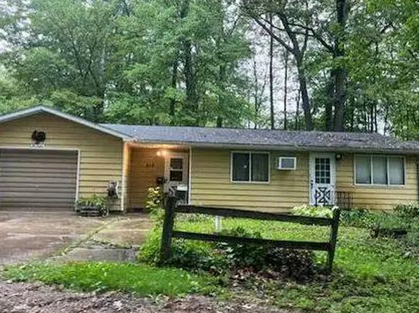 212 Hazel Dr, Houghton Lake, MI 48629