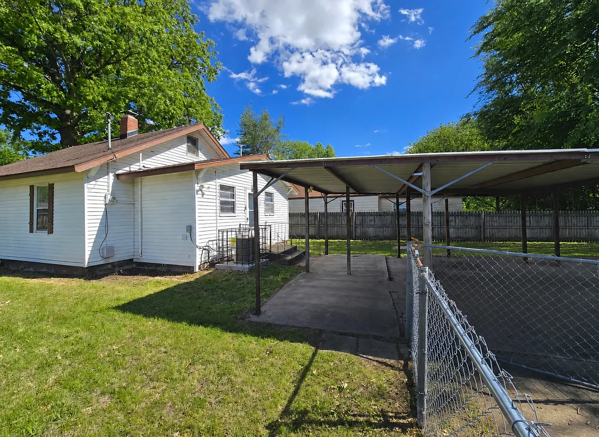 Building Photo - 827 N Marion Ave