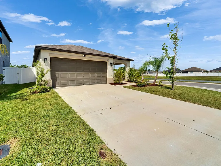 401 Royal Empress Dr — Photo 3